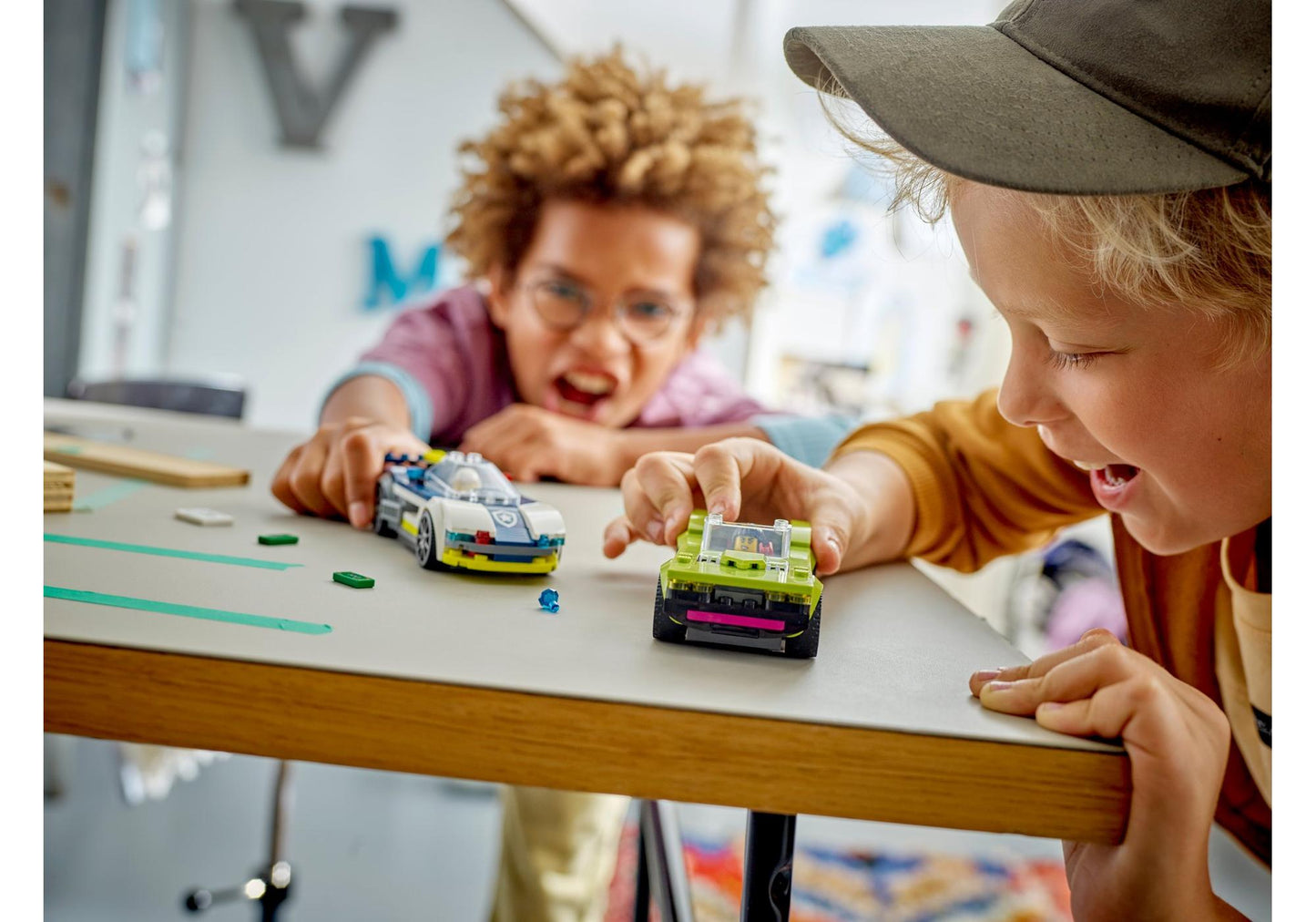 Lego 60415 City: Verfolgungsjagd mit Polizeiauto und Muscle Car - plegobil