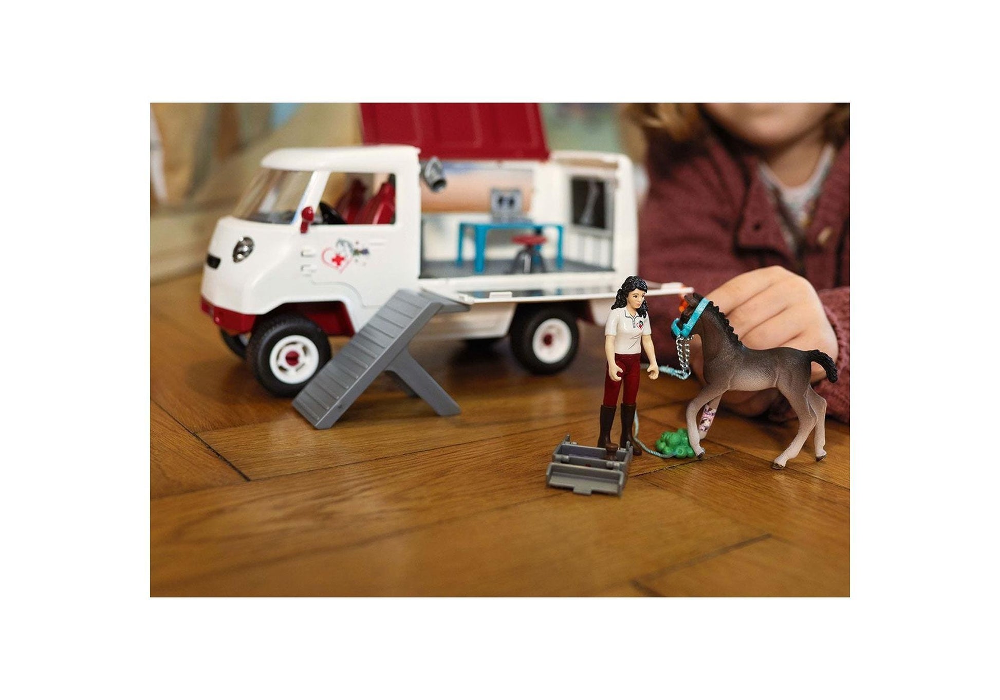 Schleich 42439 Horse Club: Mobile Tierärztin mit Hannoveraner Fohlen - plegobil