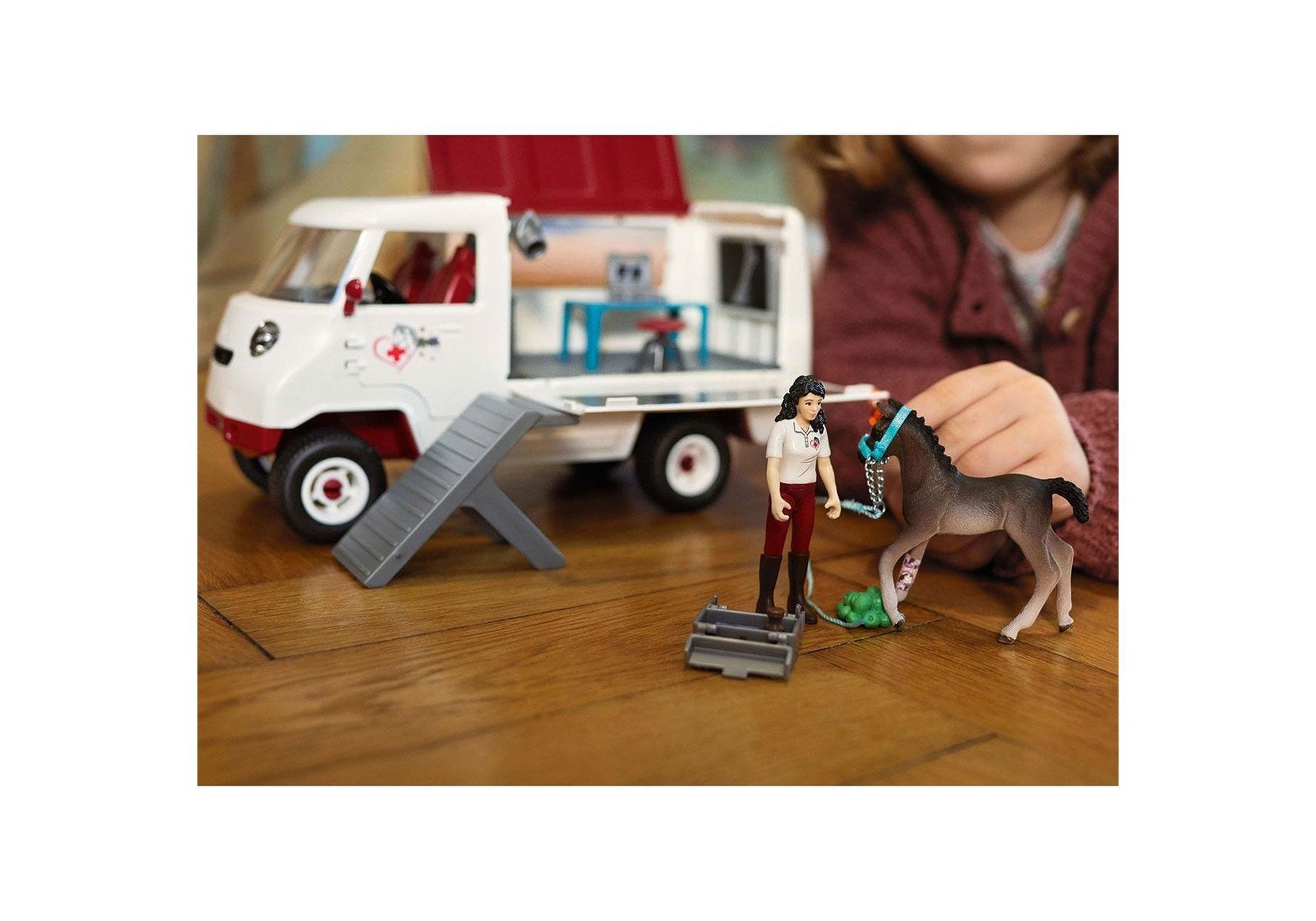 Schleich 42439 Horse Club: Mobile Tierärztin mit Hannoveraner Fohlen - plegobil