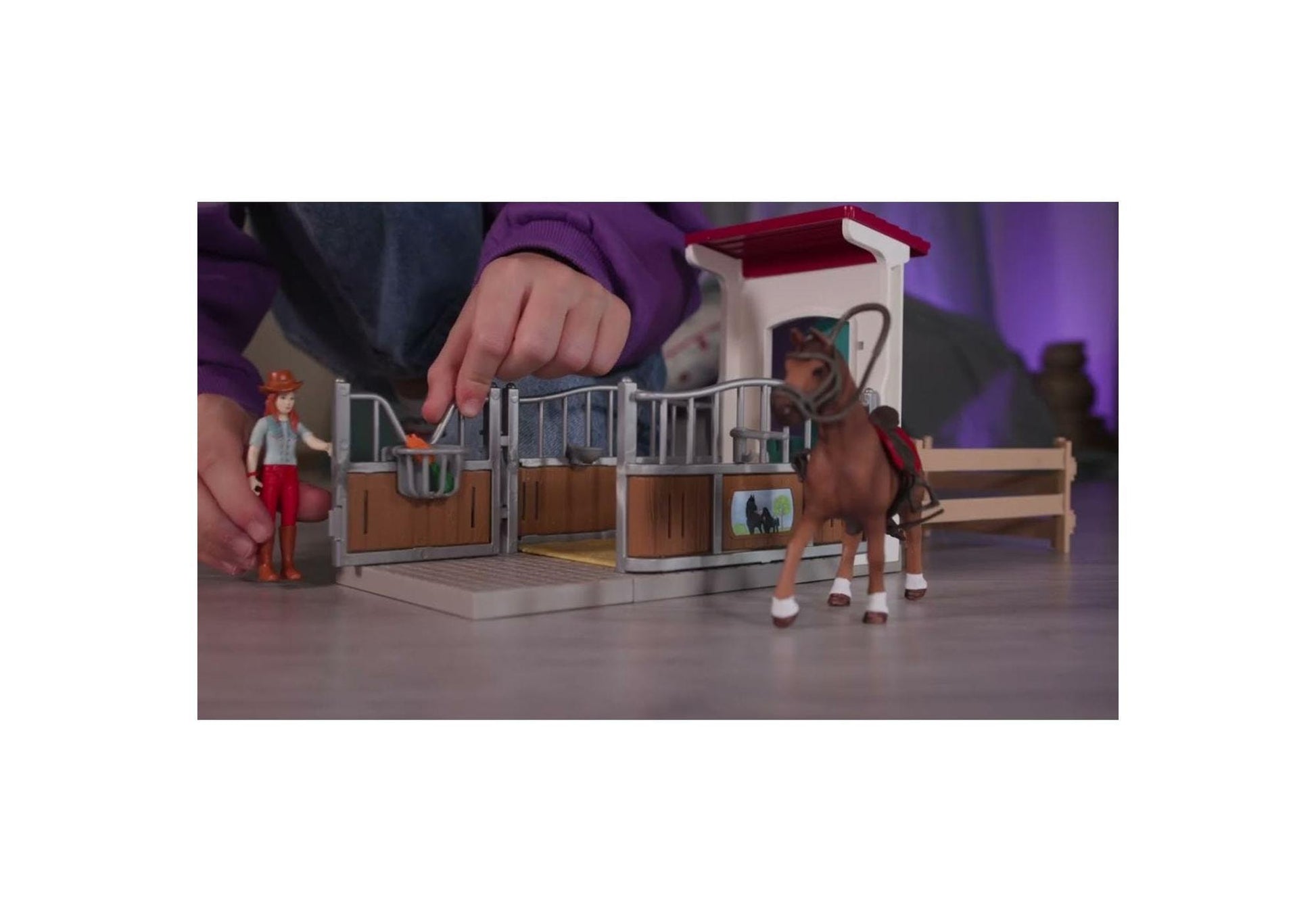 Schleich 42710 Horse Club: Pferdebox mit Hannah & Cayenne - plegobil